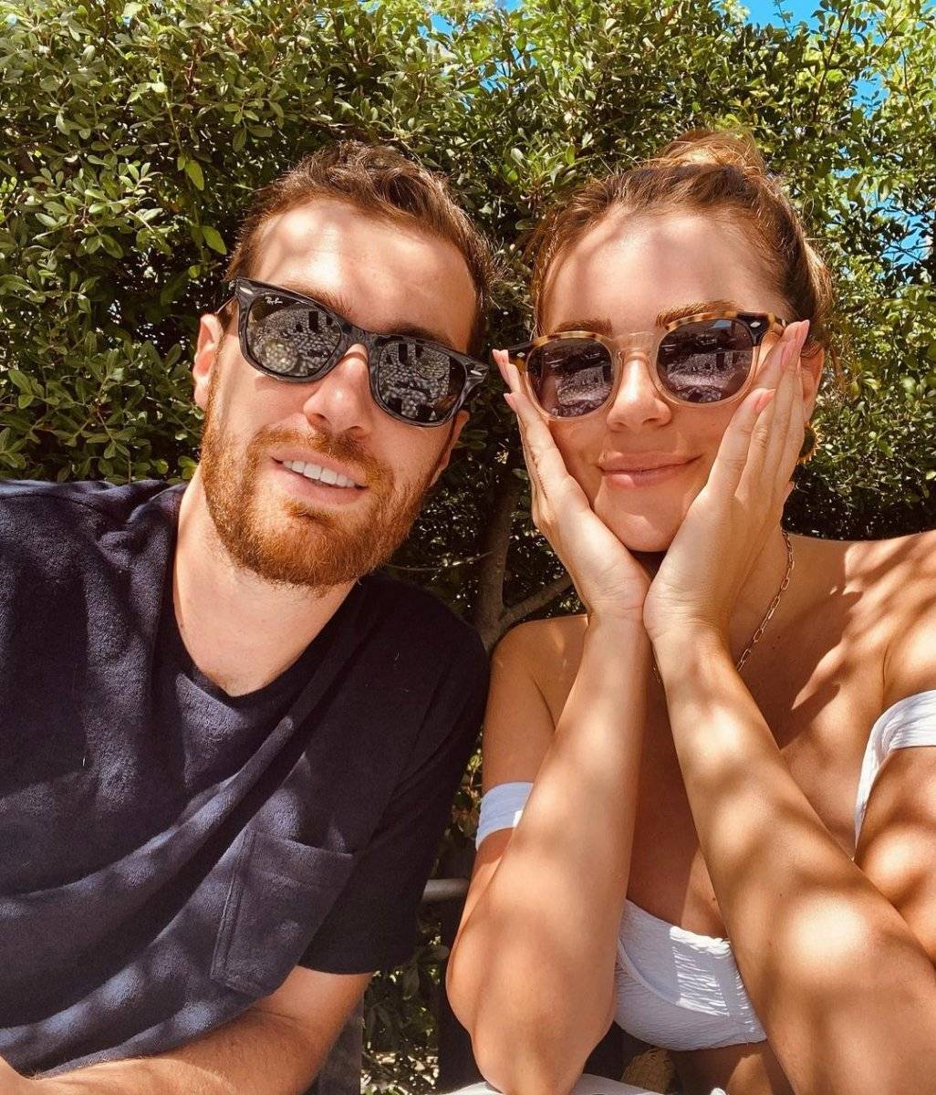 Oğulcan Engin, Ezgi Eyüboğlu'nu güle boğdu