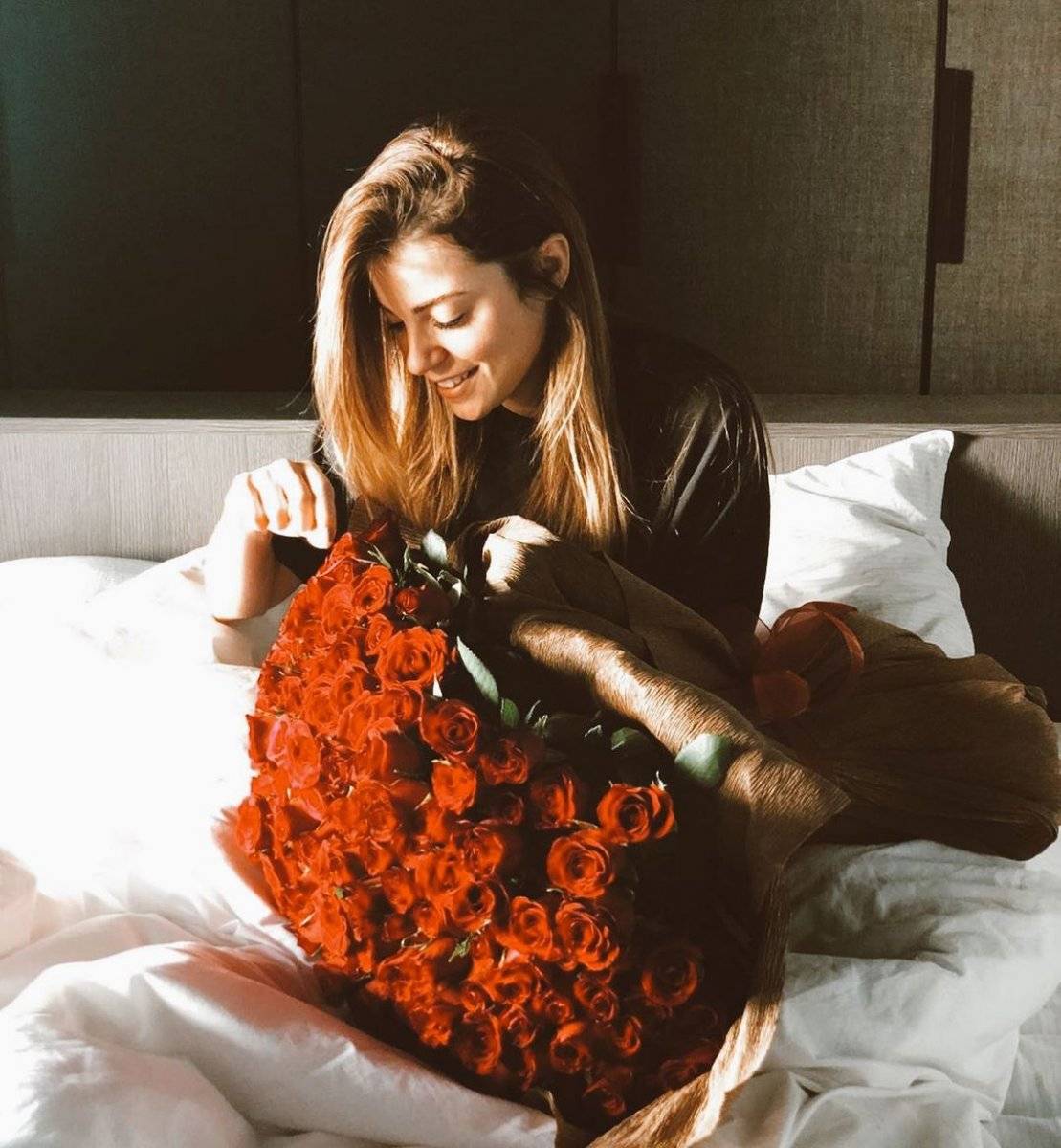 Oğulcan Engin, Ezgi Eyüboğlu'nu güle boğdu