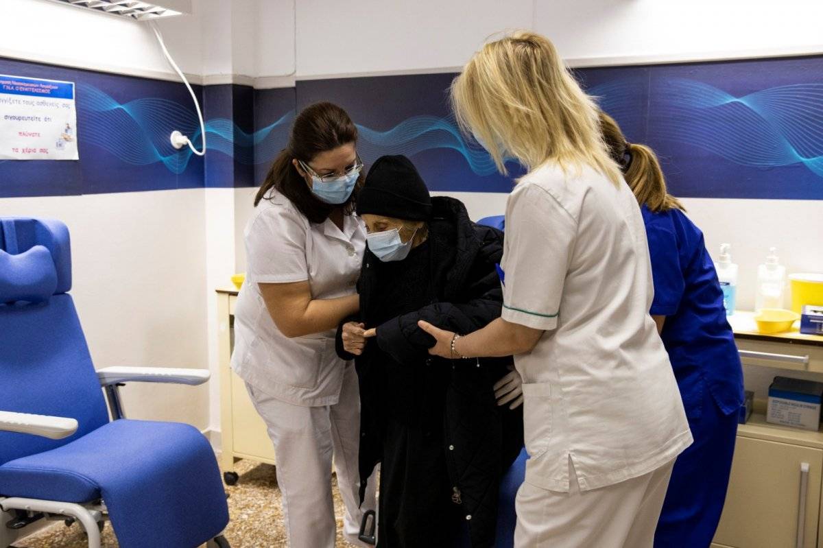 Avrupa'da, yaşlı vatandaşlar aşı merkezlerinin yolunu tuttu