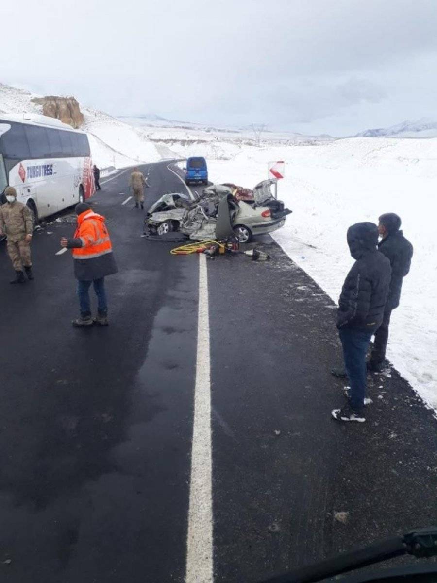 Erzurum'da yolcu otobüsünün çarptığı araçtaki 3 kişilik aile hayatlarını kaybetti