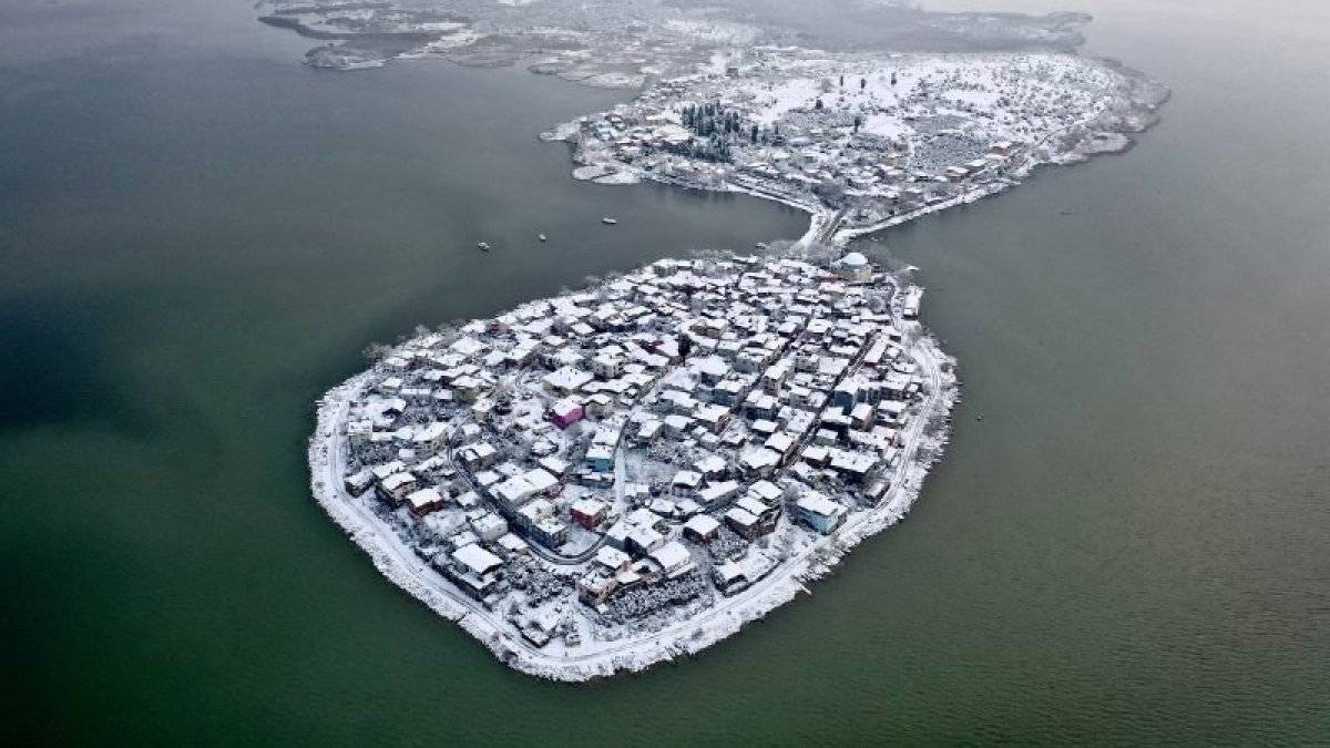 Türkiye'nin Küçük Venedik'i Gölyazı, beyaza büründü