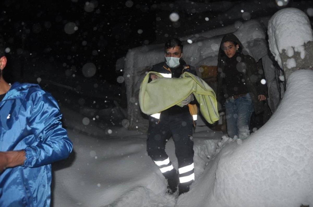Hakkari'de 7 aylık bebek 4 saatte hastaneye yetiştirildi