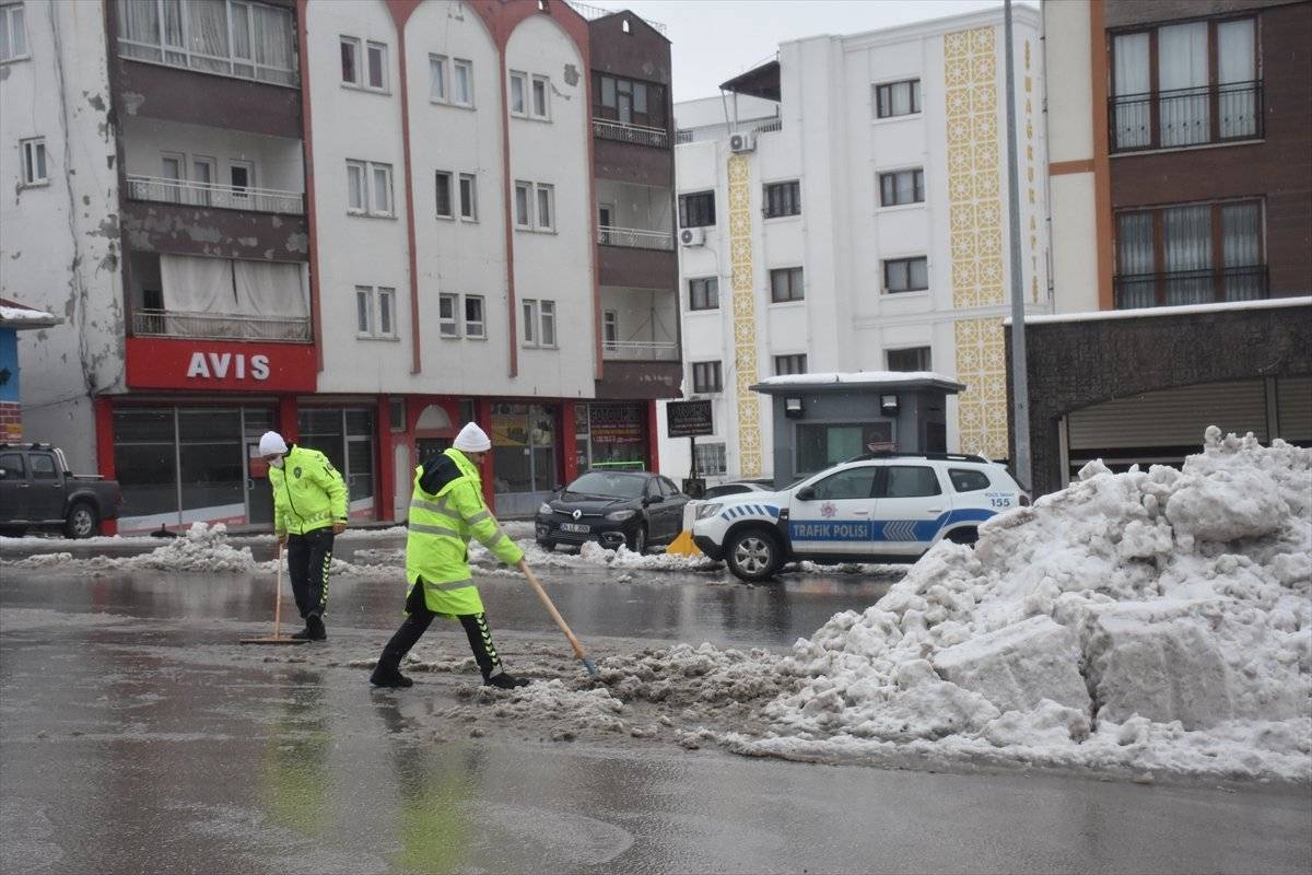 Şırnak'ta polisler araçların kaymaması için caddeyi kardan temizledi