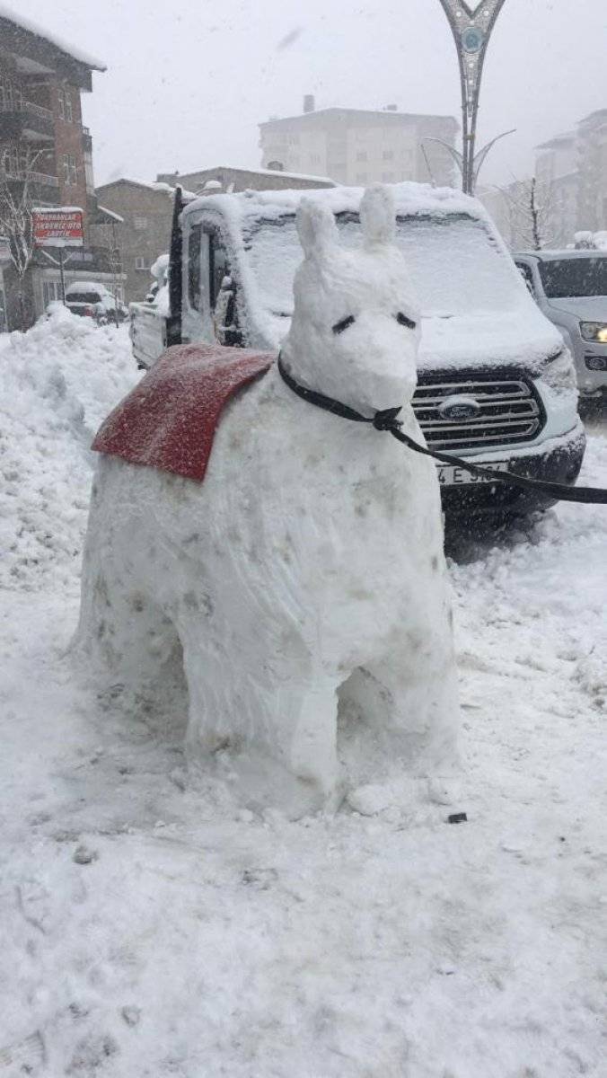 Hakkarili esnafın kardan eşeği