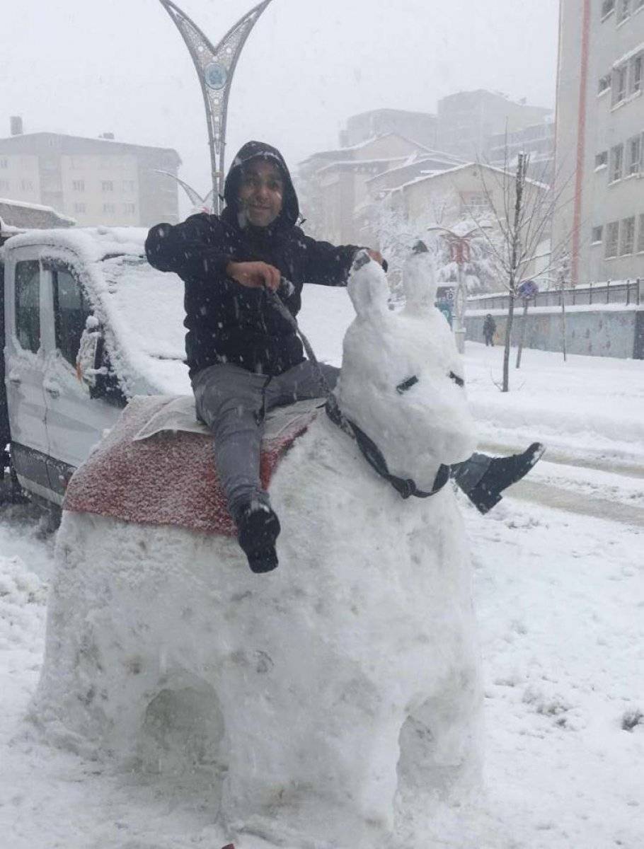 Hakkarili esnafın kardan eşeği