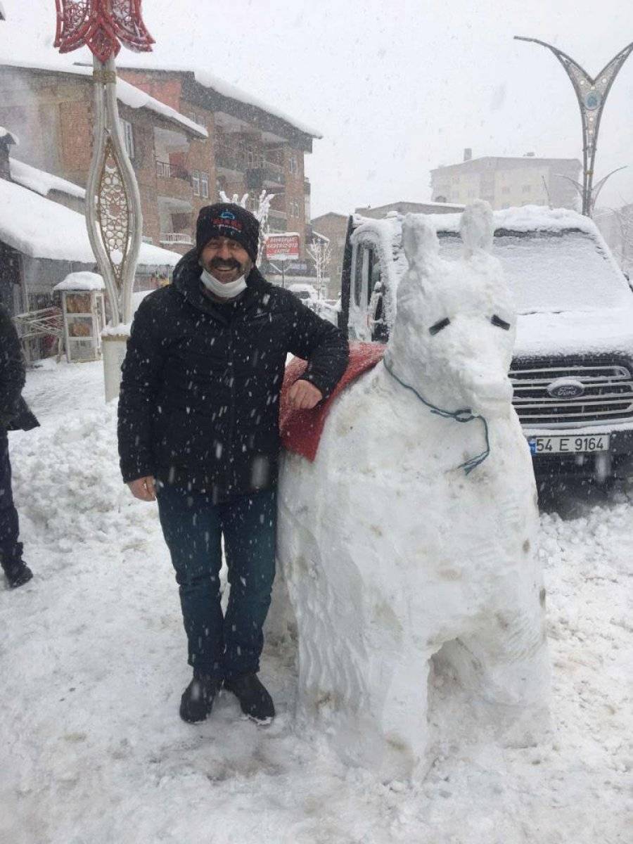 Hakkarili esnafın kardan eşeği