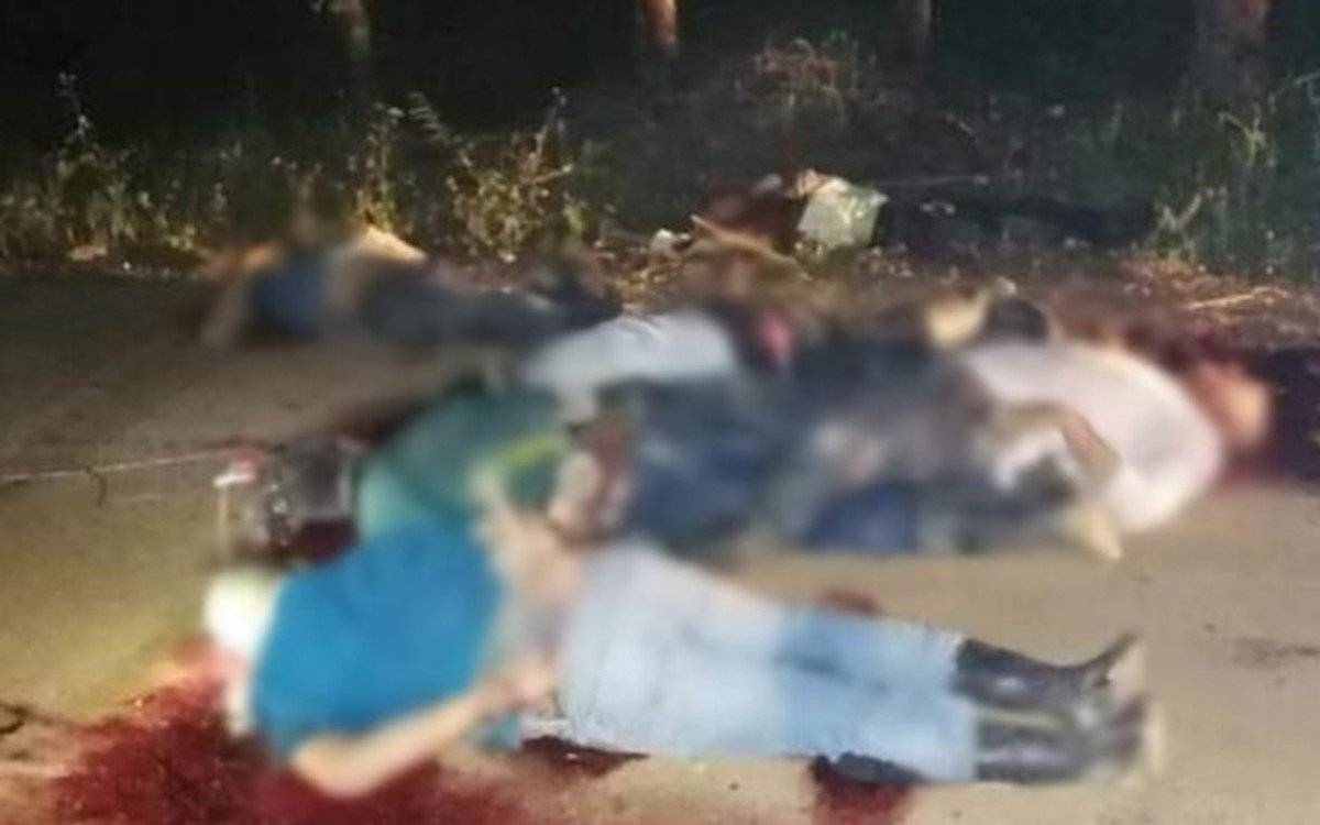 Meksika'da infaz edilmiş 12 ceset bulundu