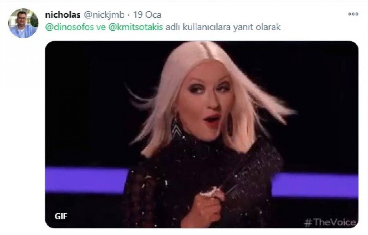 Miçotakis'in aşı yaptırırken göğüs dekoltesi olay oldu