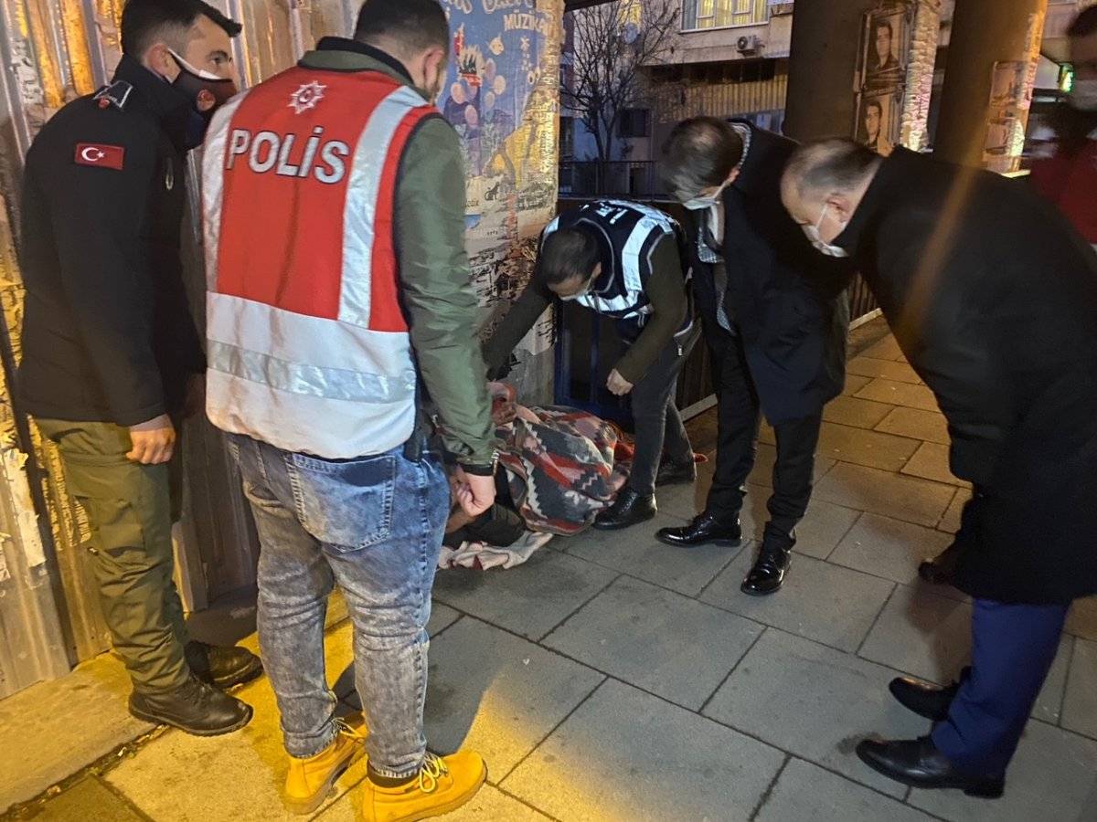 Maltepe'de sokakta kalan vatandaş günler süren ikna çabalarıyla otele yerleştirildi