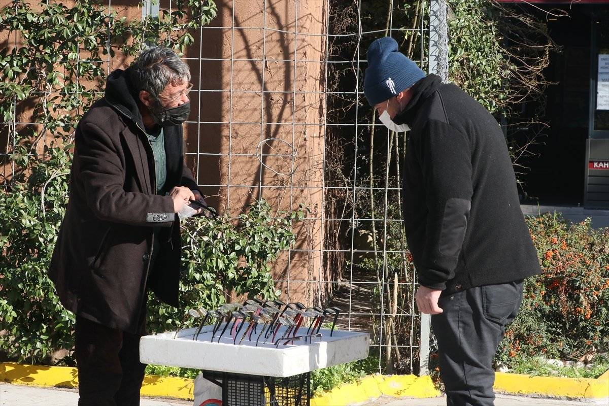 İzmir'de elektrikli battaniye ile sokakta yaşıyor