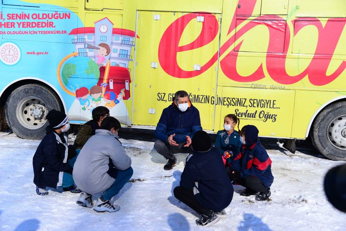 Ziya Selçuk, Ankaralı öğrencilerle kar topu oynadı