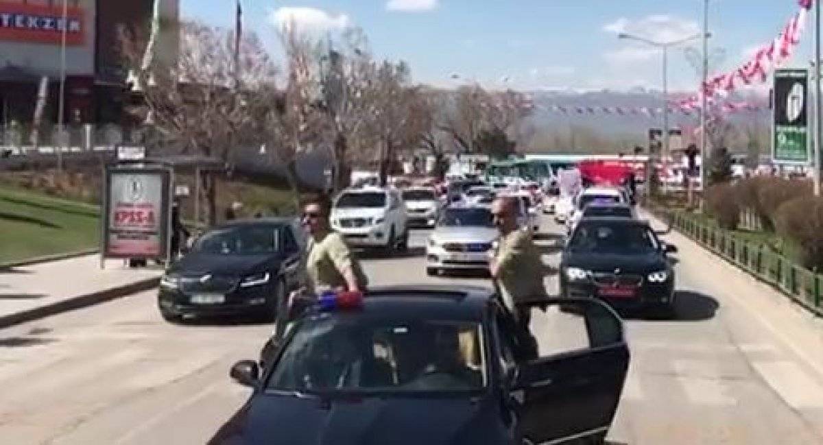 Temel Karamollaoğlu: Avrupa'da başbakanlar makamlarına bisikletle gidiyor