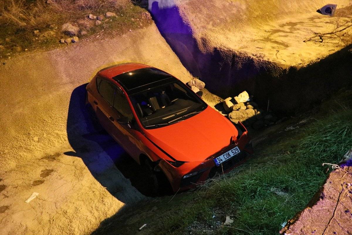 İzmir'de polisten kaçan 14 yaşındaki sürücü otomobil ile dereye düştü