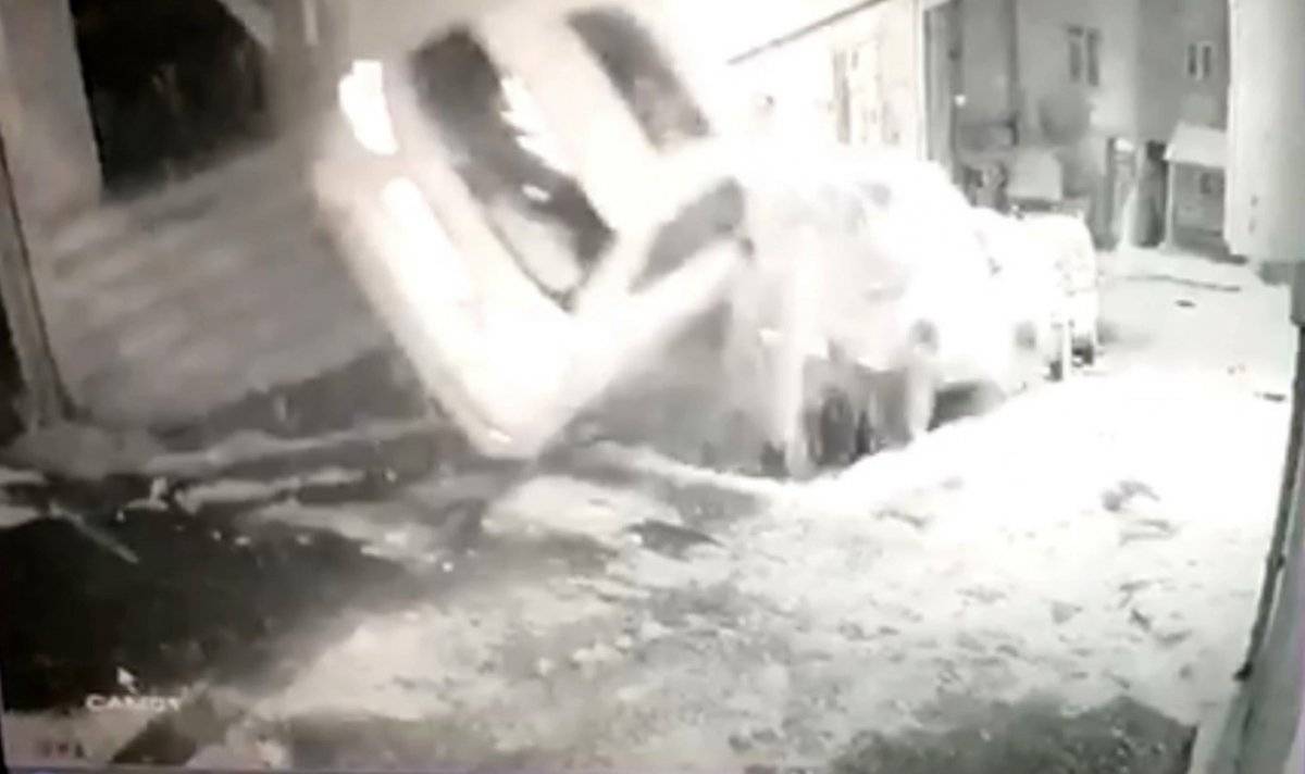 Kağıthane'de kontrolü kaybeden kadın sürücü, kaza yaptı