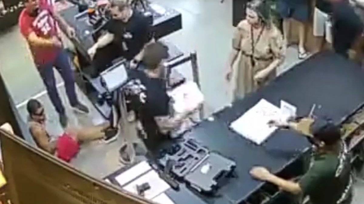 ABD'de silah dükkanında arkadaşını vuran adam