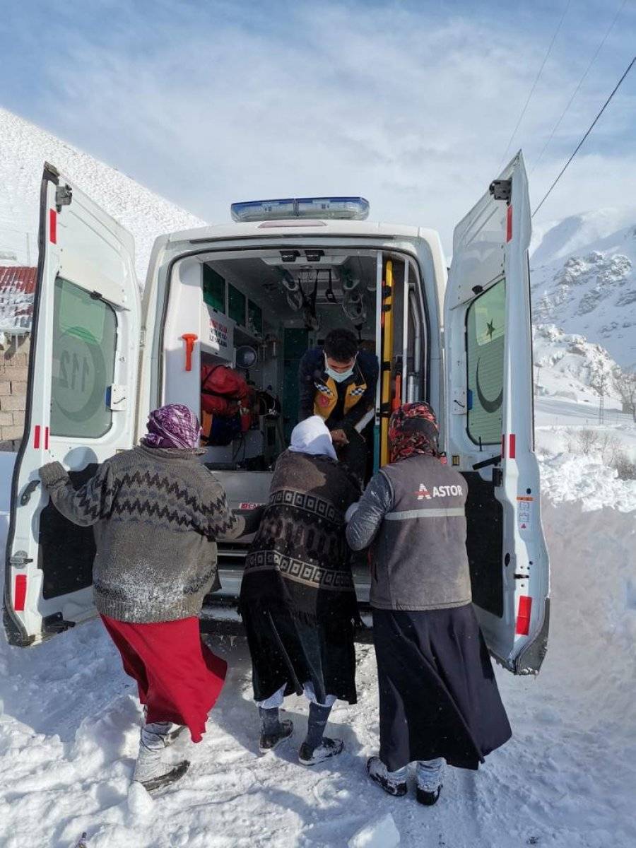 Ağrı'da hastalanan yaşlı kadın, ambulansa kızakla taşındı