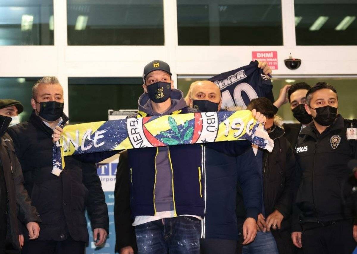 Fenerbahçe'den Mesut Özil'e helikopterli imza töreni