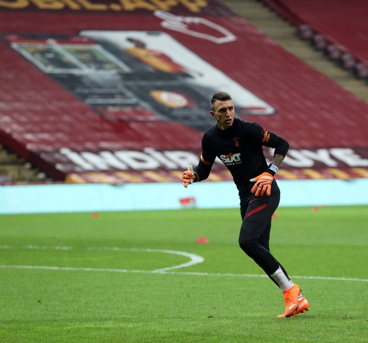 Fernando Muslera aylar sonra sahada