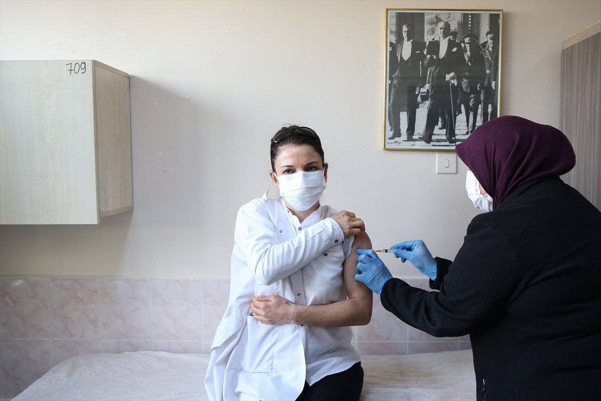 Sağlık Bakanlığı, koronavirüs aşısıyla ilgili merak edilenleri cevapladı