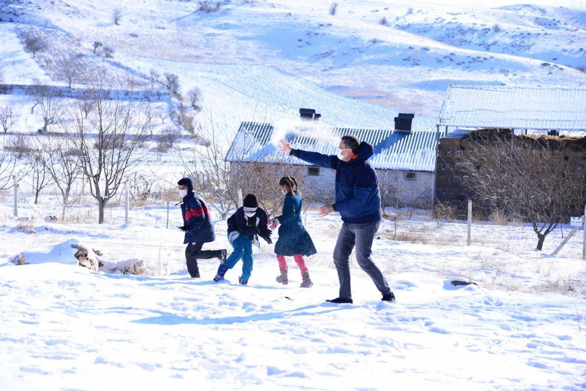 Ziya Selçuk, Ankaralı öğrencilerle kar topu oynadı