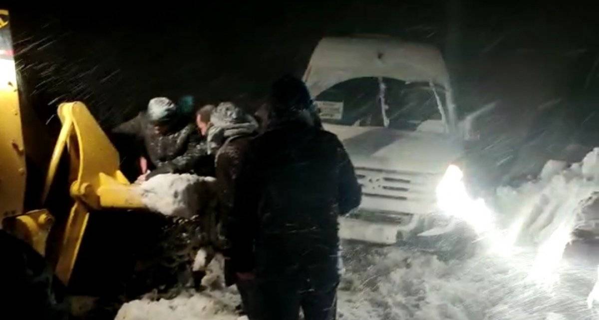 Hakkari'de tipide mahsur kalan 20 yolcu kurtarıldı
