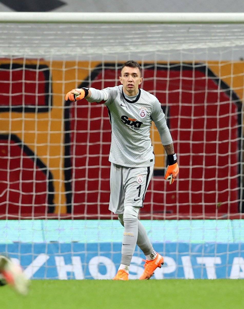 Fernando Muslera aylar sonra sahada