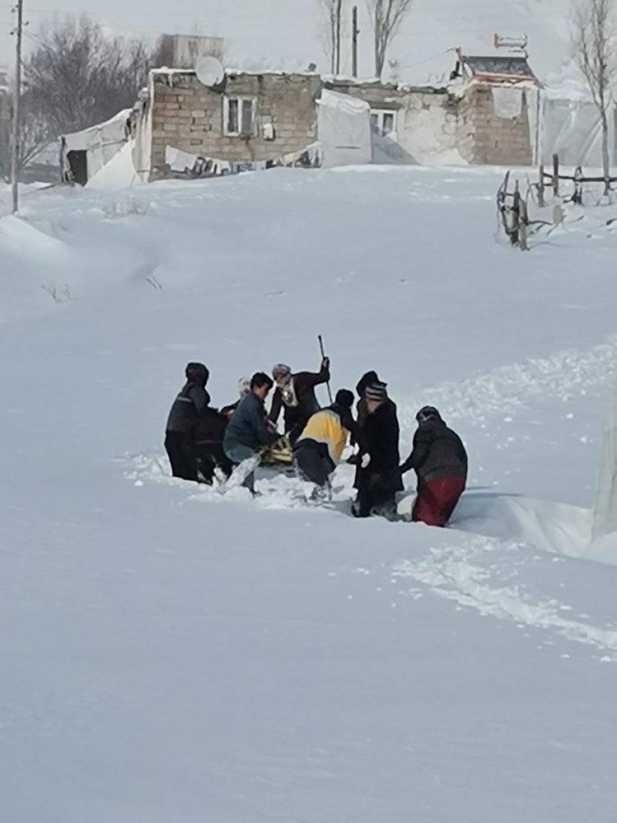 Ağrı'da hastalanan yaşlı kadın, ambulansa kızakla taşındı