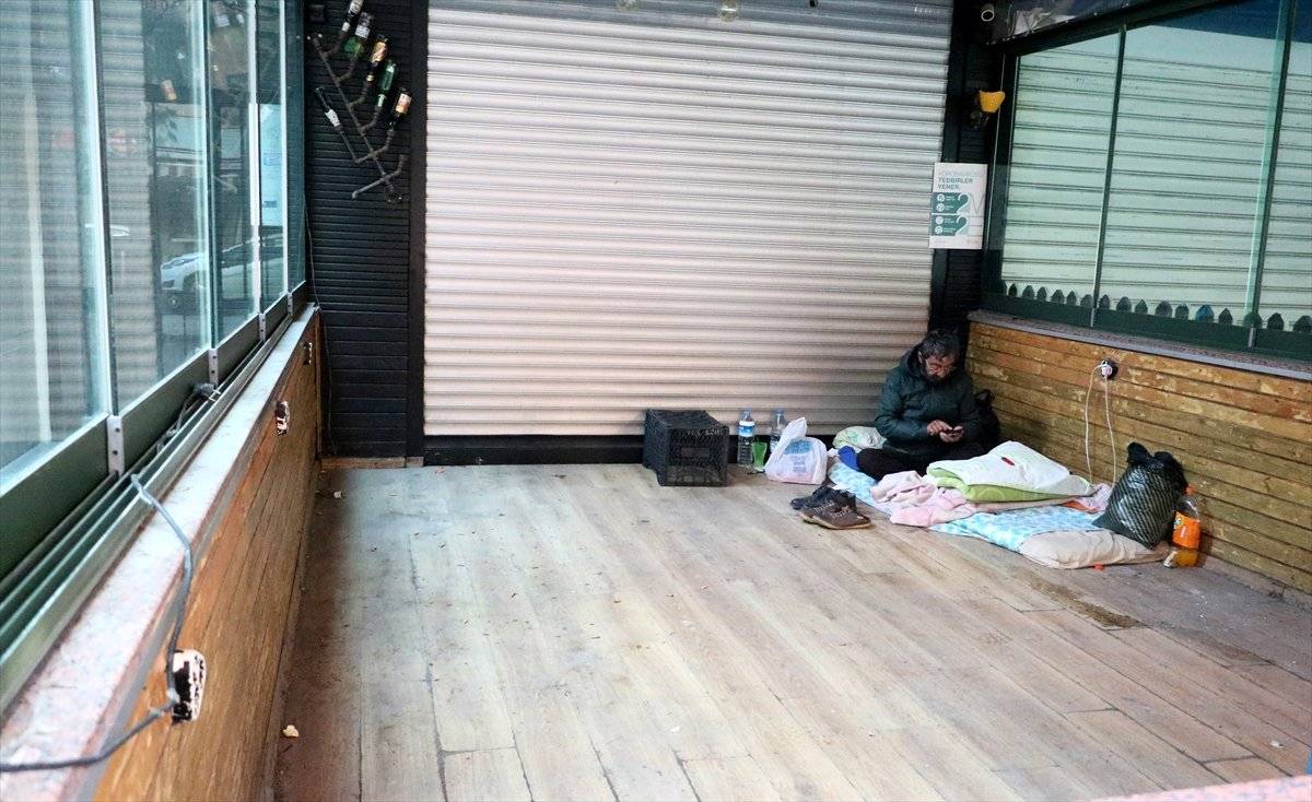 İzmir'de elektrikli battaniye ile sokakta yaşıyor