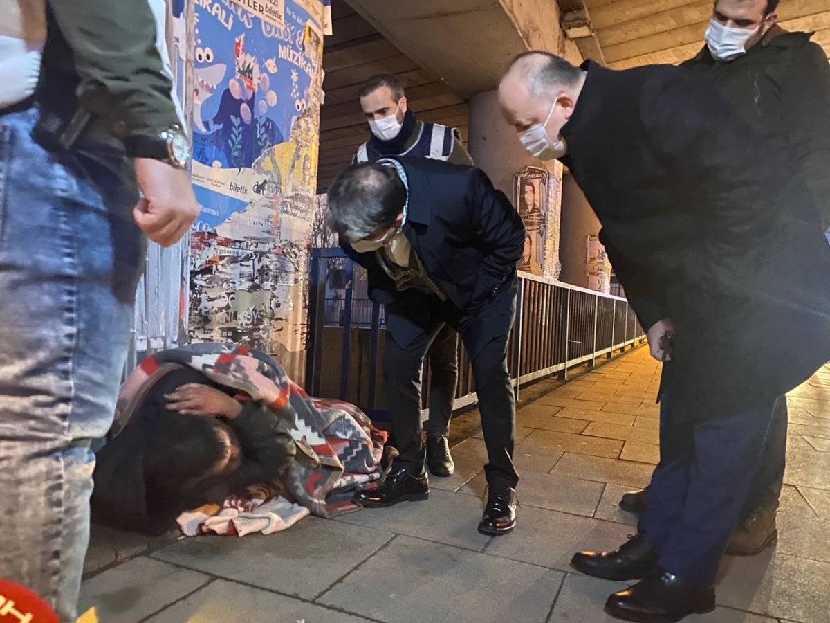 Maltepe'de sokakta kalan vatandaş günler süren ikna çabalarıyla otele yerleştirildi