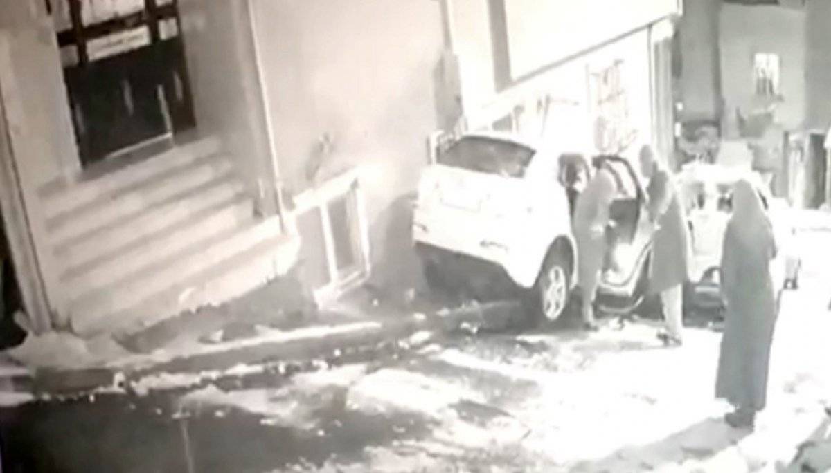 Kağıthane'de kontrolü kaybeden kadın sürücü, kaza yaptı