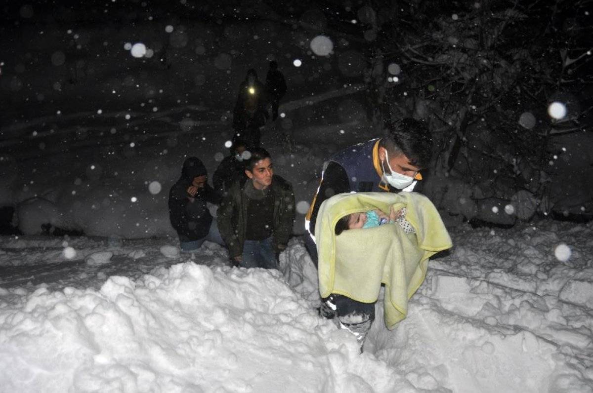 Hakkari'de 7 aylık bebek 4 saatte hastaneye yetiştirildi