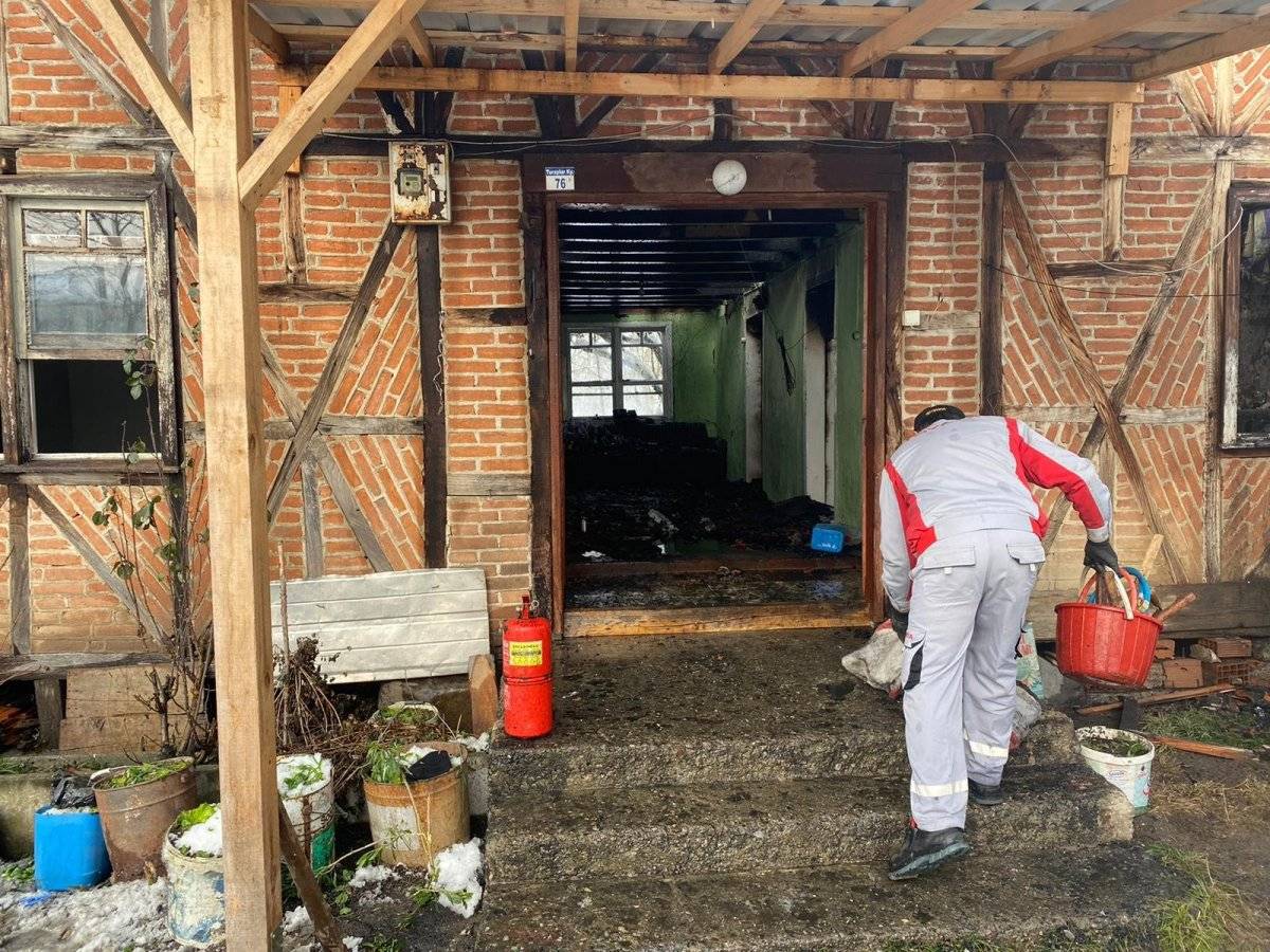 Düzce'de bacaya giren baykuş, evin yanmasına neden oldu