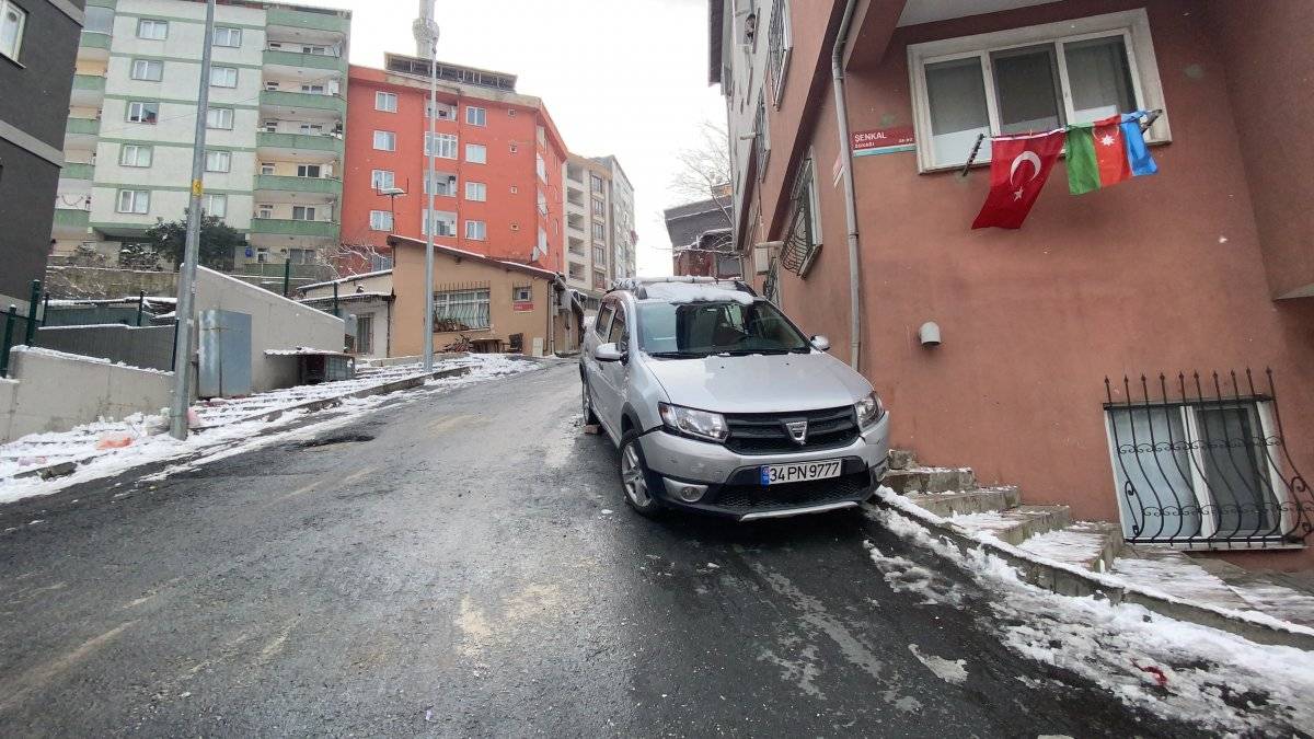 Kağıthane'de kontrolü kaybeden kadın sürücü, kaza yaptı
