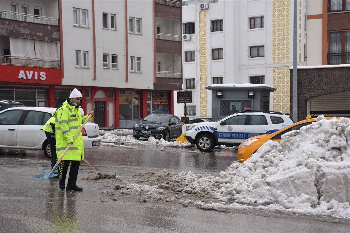 Şırnak'ta polisler araçların kaymaması için caddeyi kardan temizledi