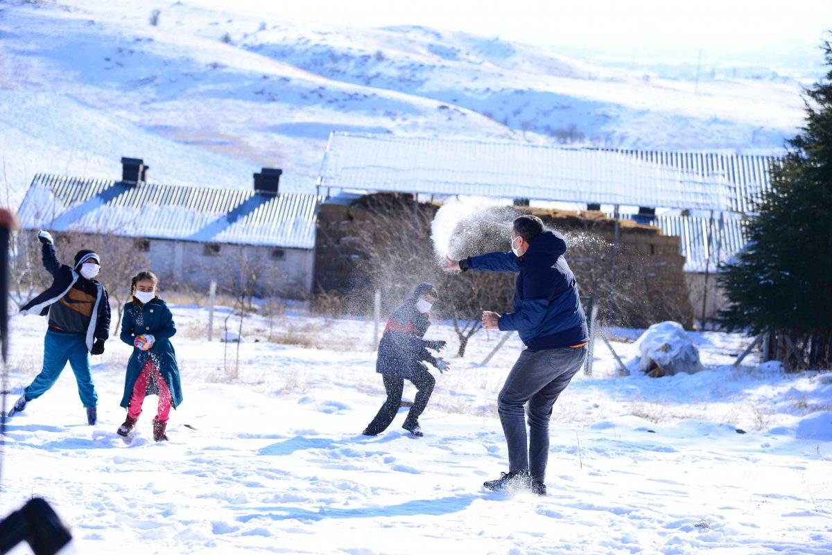 Ziya Selçuk, Ankaralı öğrencilerle kar topu oynadı