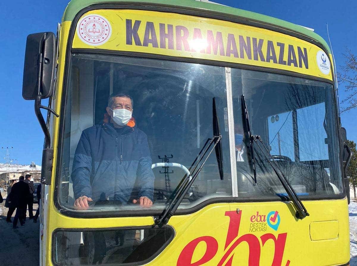 Ziya Selçuk, Ankaralı öğrencilerle kar topu oynadı