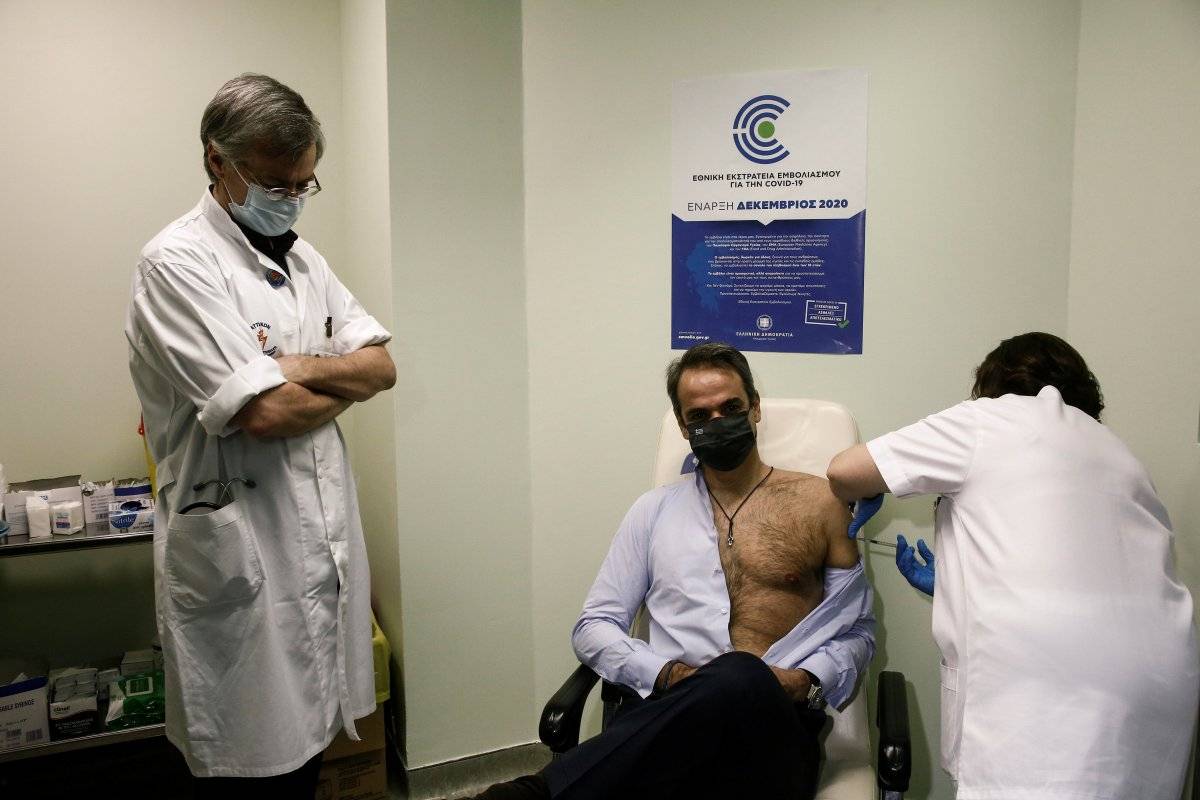 Miçotakis'in aşı yaptırırken göğüs dekoltesi olay oldu