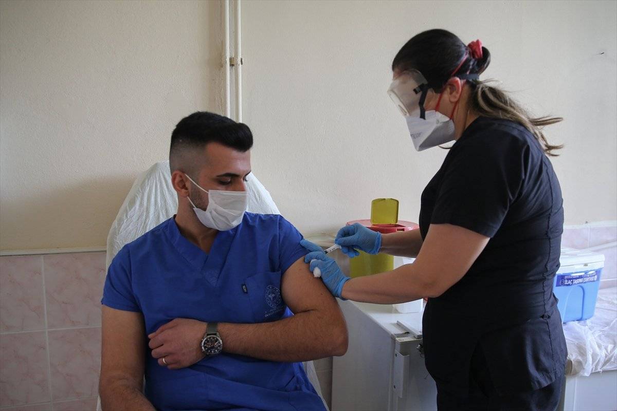 Sağlık Bakanlığı, koronavirüs aşısıyla ilgili merak edilenleri cevapladı