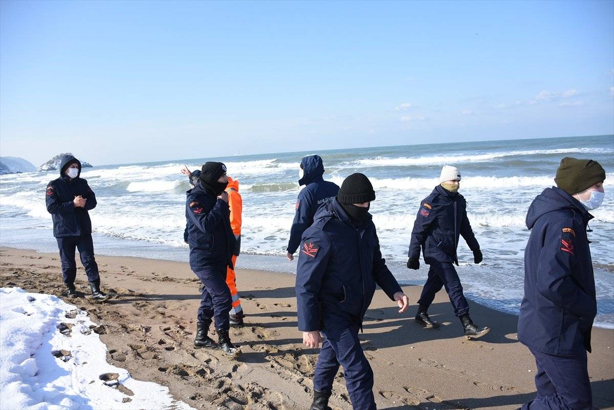 Karadeniz'de kaybolan 3 kişiyi arama çalışmaları sürüyor
