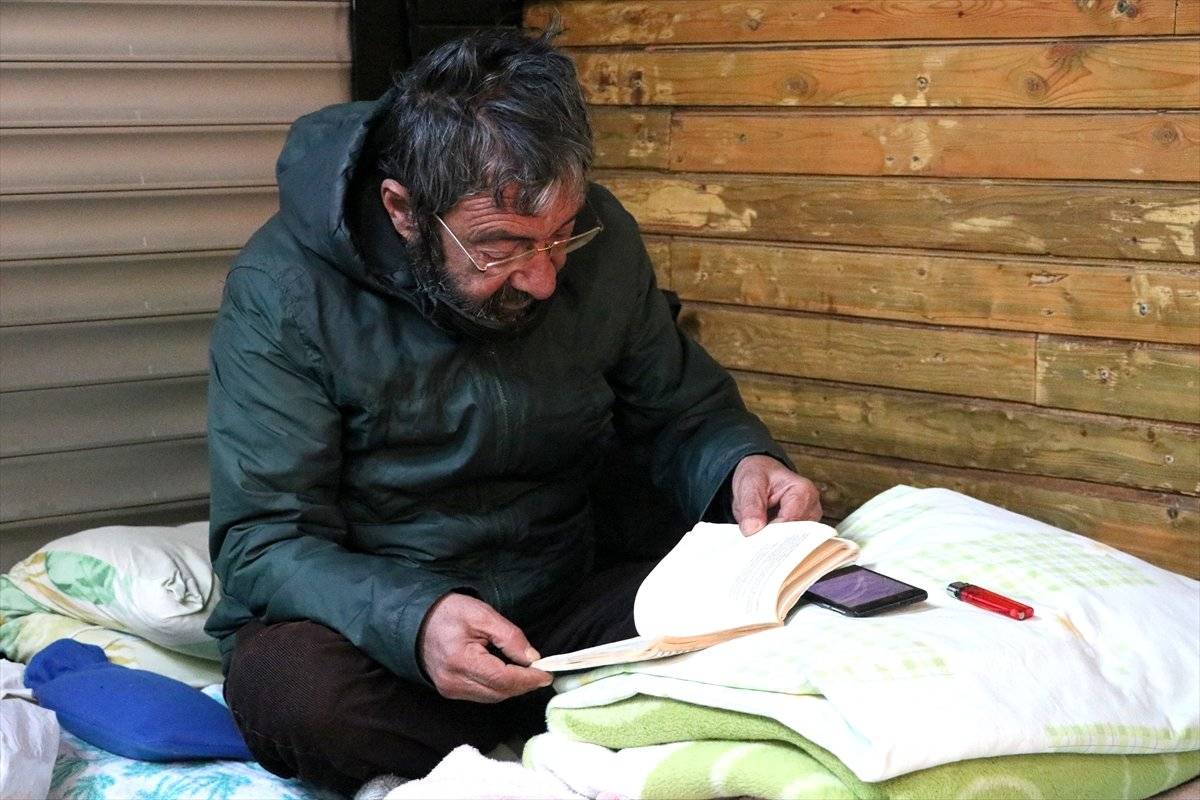 İzmir'de elektrikli battaniye ile sokakta yaşıyor