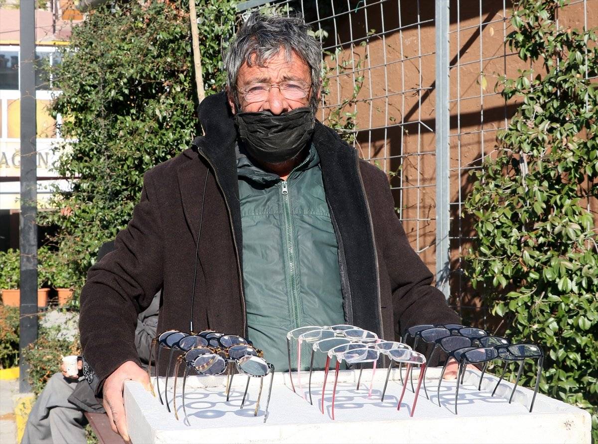 İzmir'de elektrikli battaniye ile sokakta yaşıyor