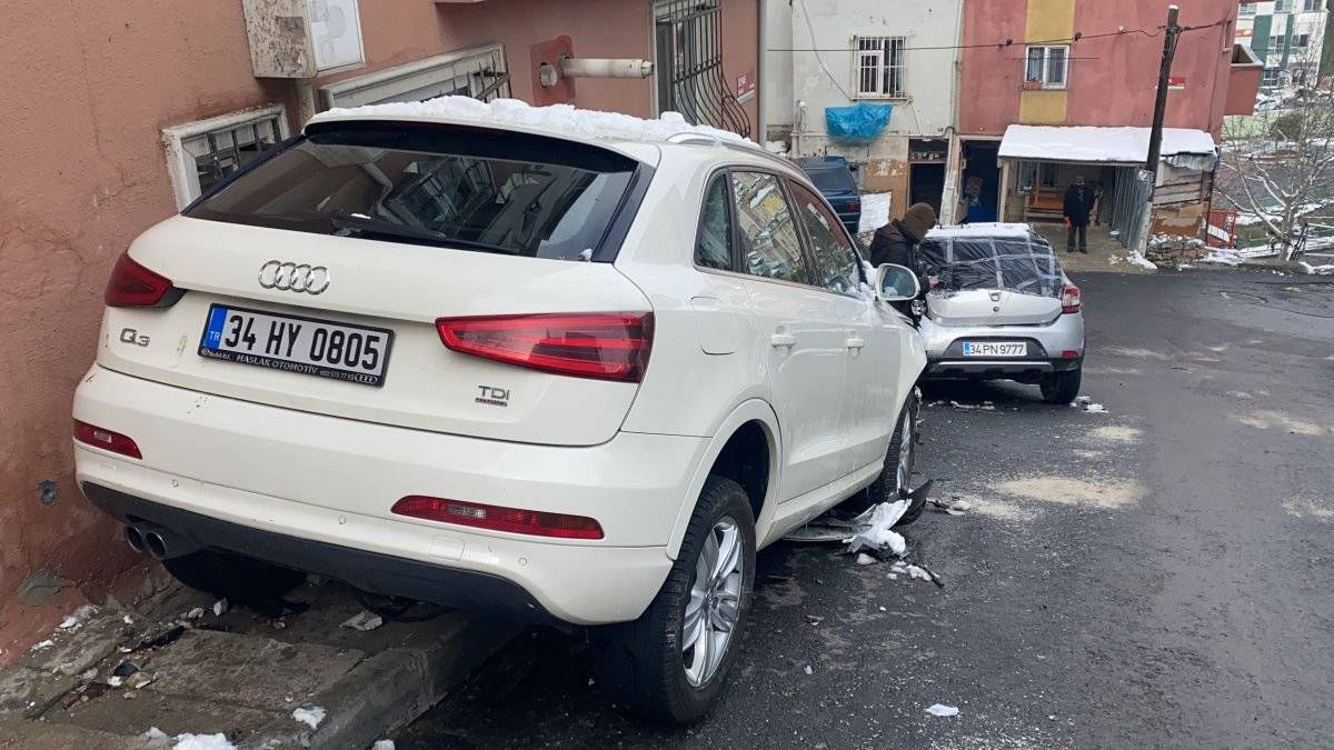 Kağıthane'de kontrolü kaybeden kadın sürücü, kaza yaptı