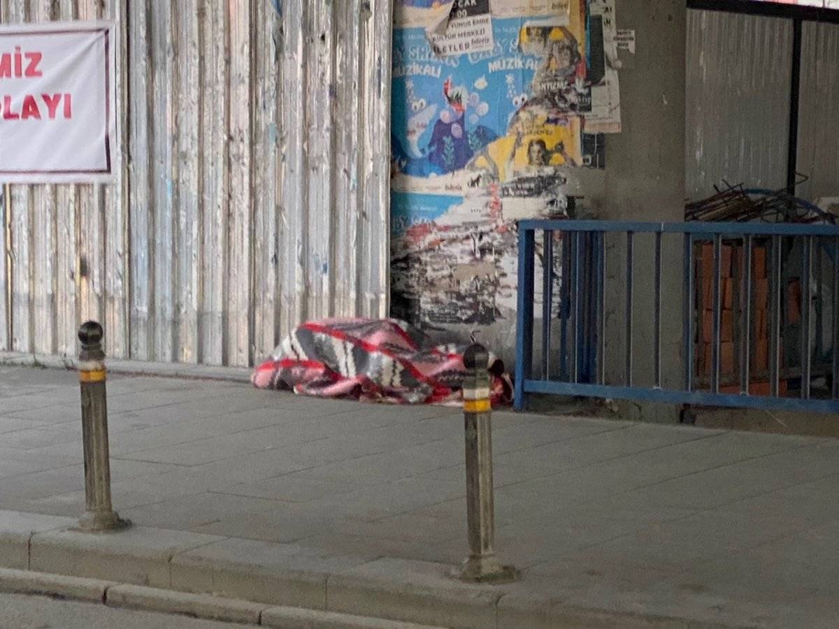 Maltepe'de sokakta kalan vatandaş günler süren ikna çabalarıyla otele yerleştirildi