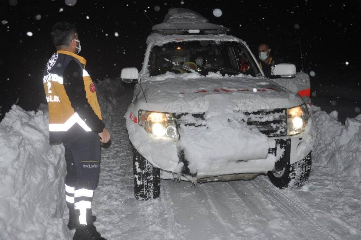 Hakkari'de 7 aylık bebek 4 saatte hastaneye yetiştirildi