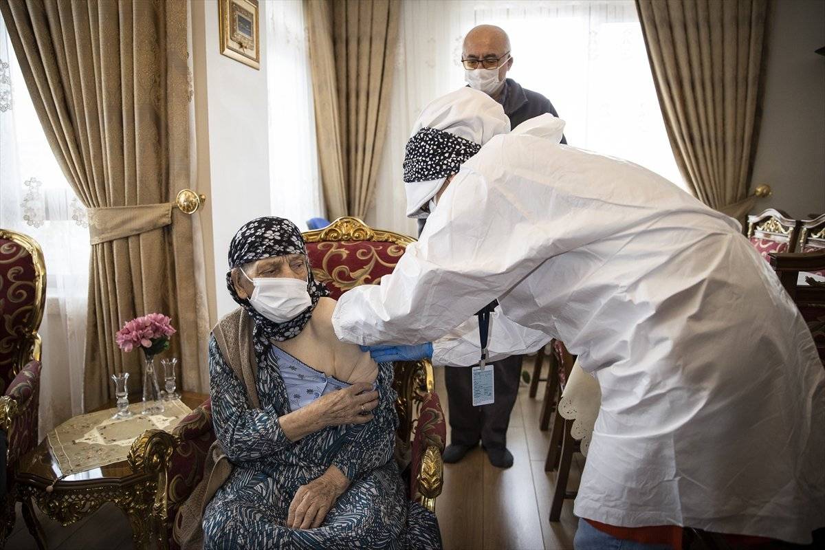 Ankara'nın en yaşlı iki kadını korona aşısını oldu