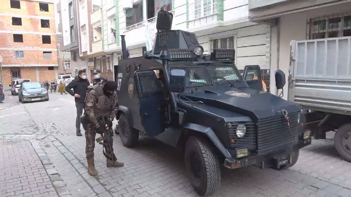 Esenyurt'ta iki çocuğunu rehin alan baba