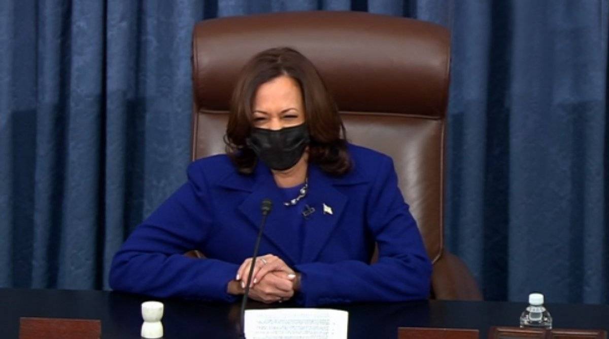 Kamala Harris, Senato'da konuşurken kahkaha attı