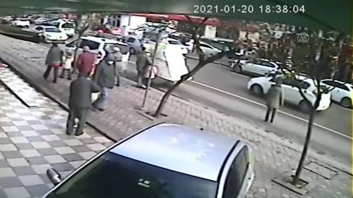 Kocaeli'de motosikletlinin yayaya çarptığı an