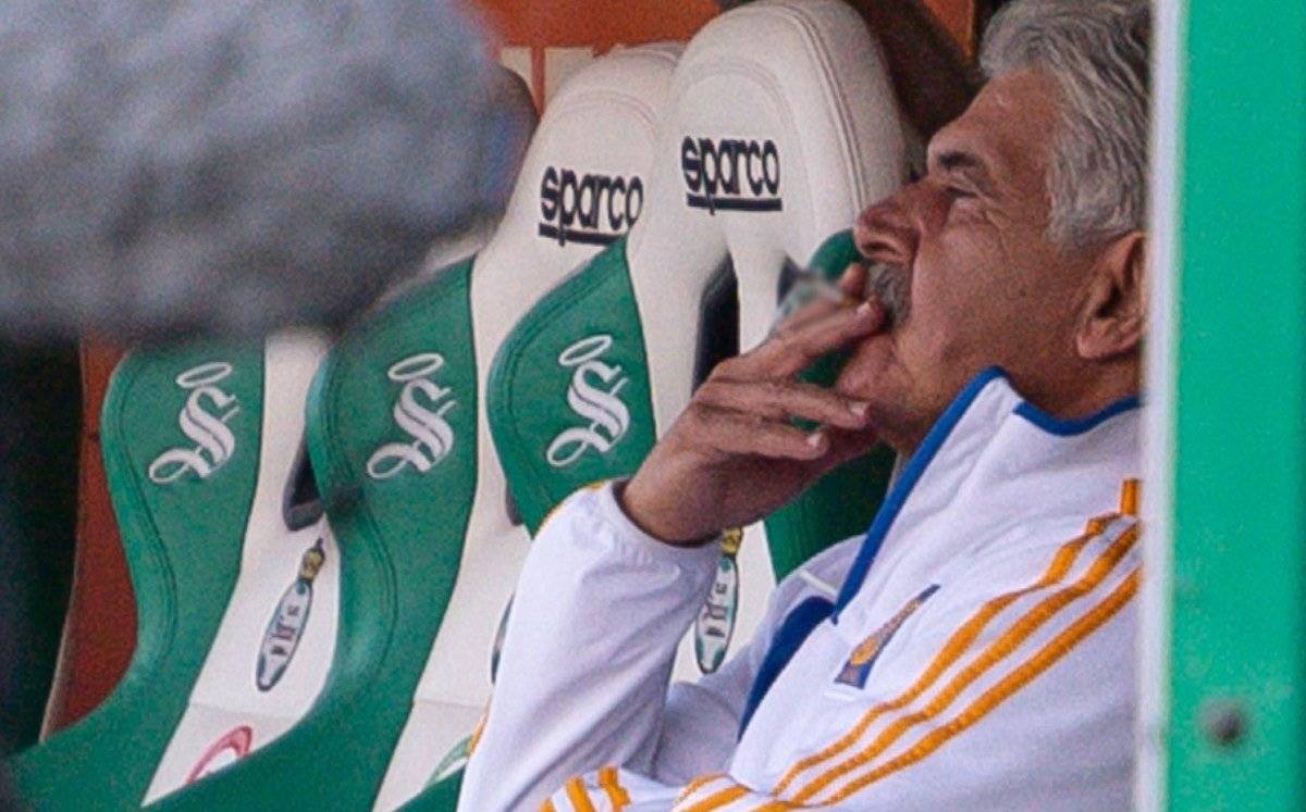 Kulübede sigara içen teknik direktör men cezası aldı