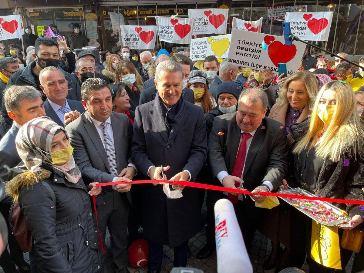 Balıkesir'de Sarıgül hayranları, koronavirüsü yok saydı